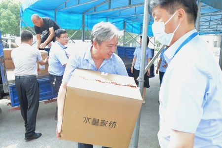 為當?shù)匦W送去物資